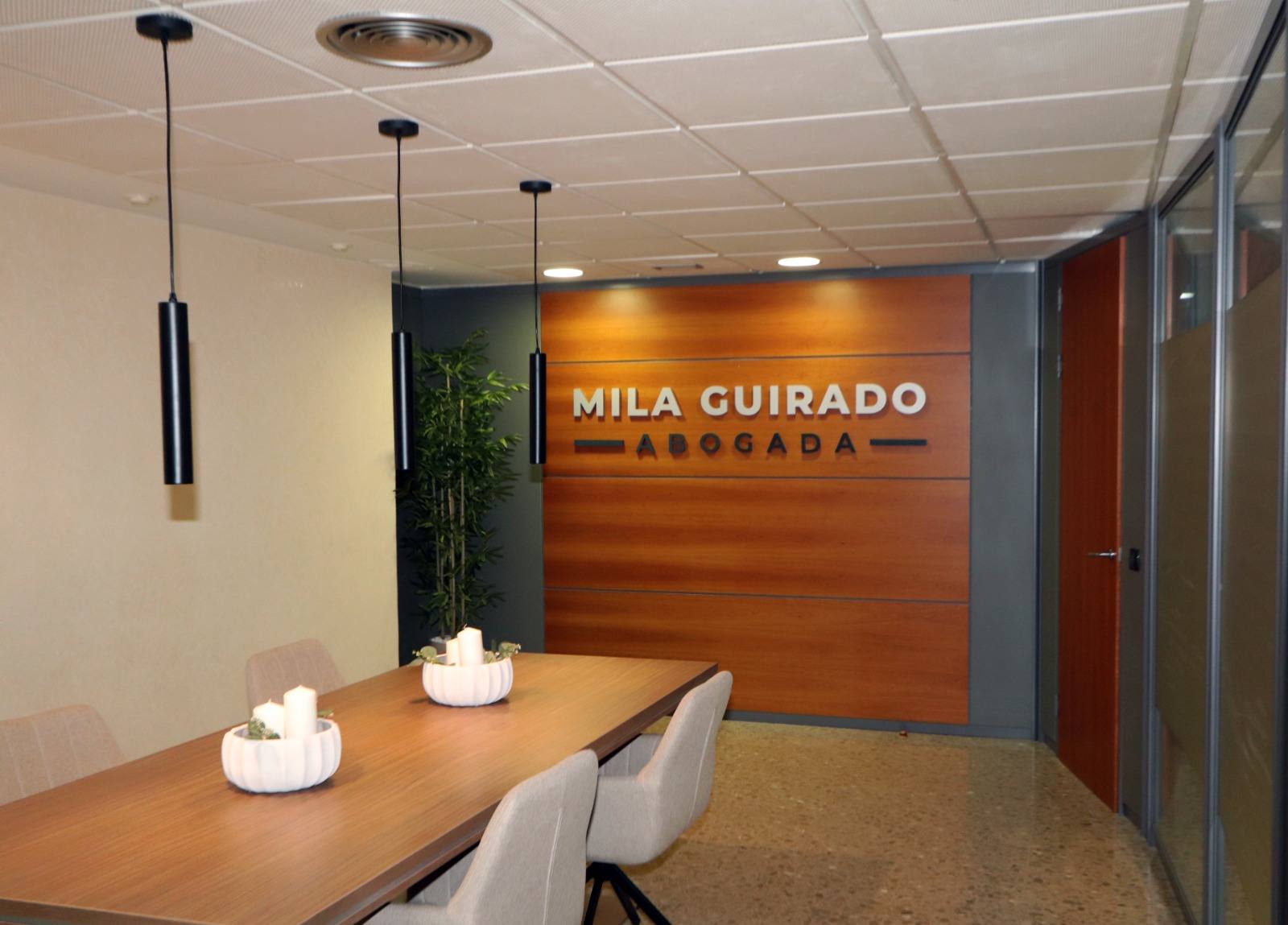Sala de reuniones del despacho con el rótulo Mila Guirado Abogada