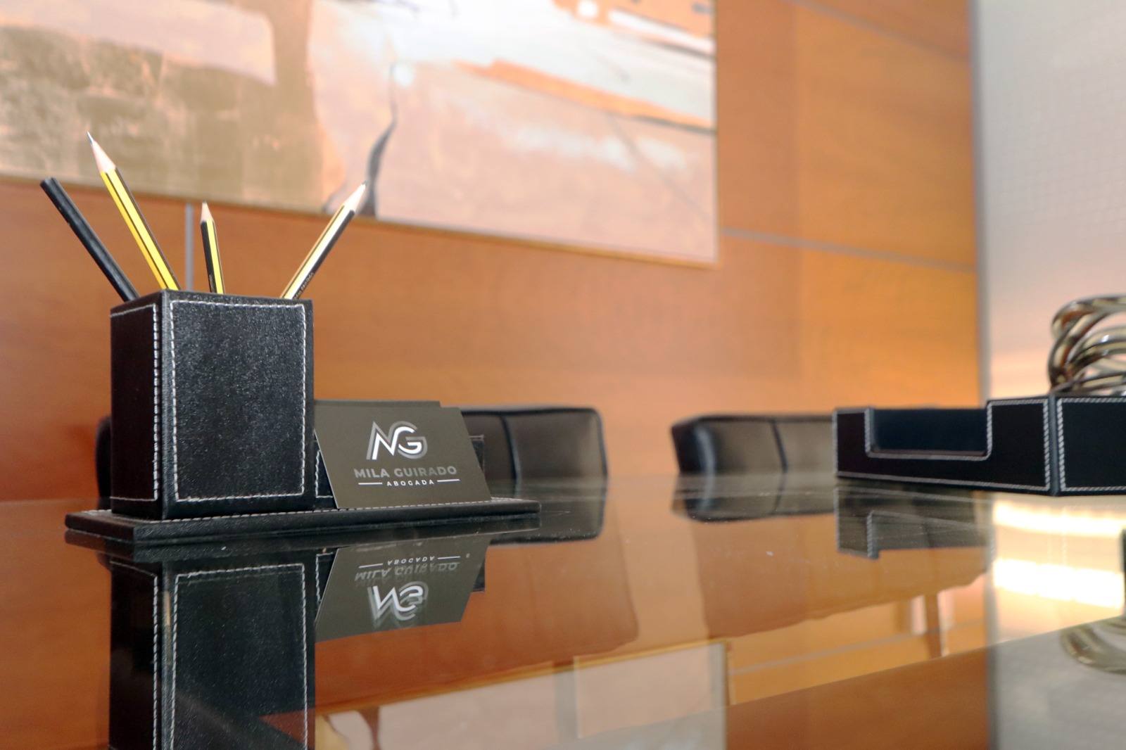 Detalle de la mesa con tarjetas de visita del despacho