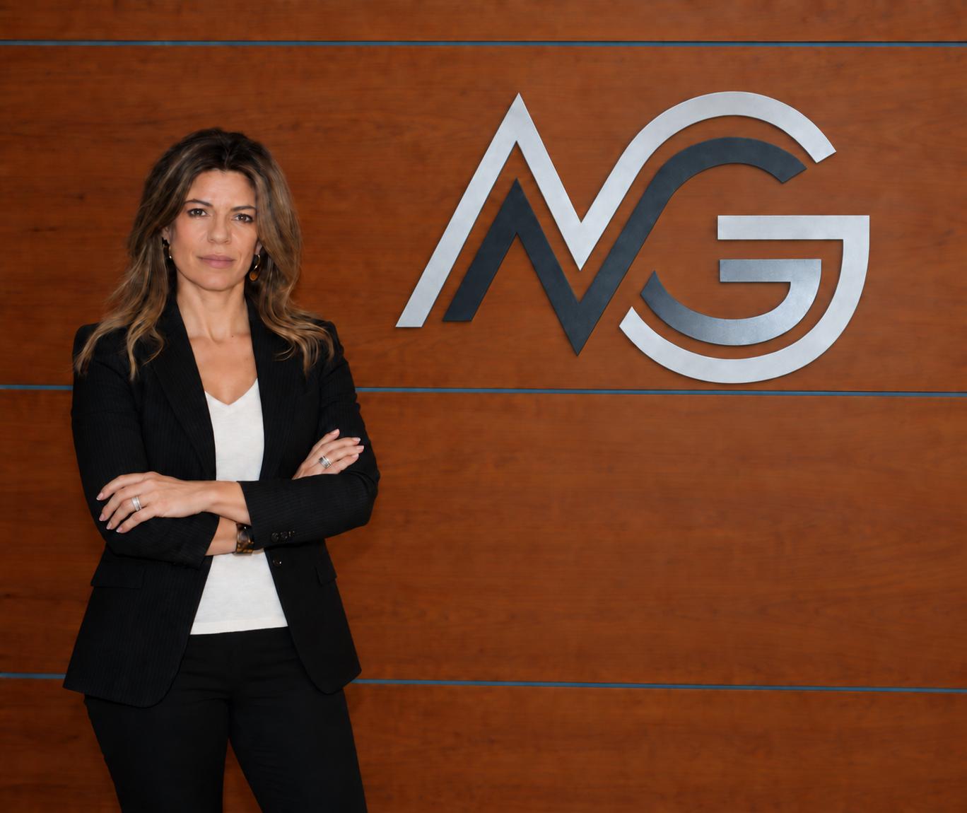 Mila Guirado, abogada, frente al monograma MG de su despacho en Onda