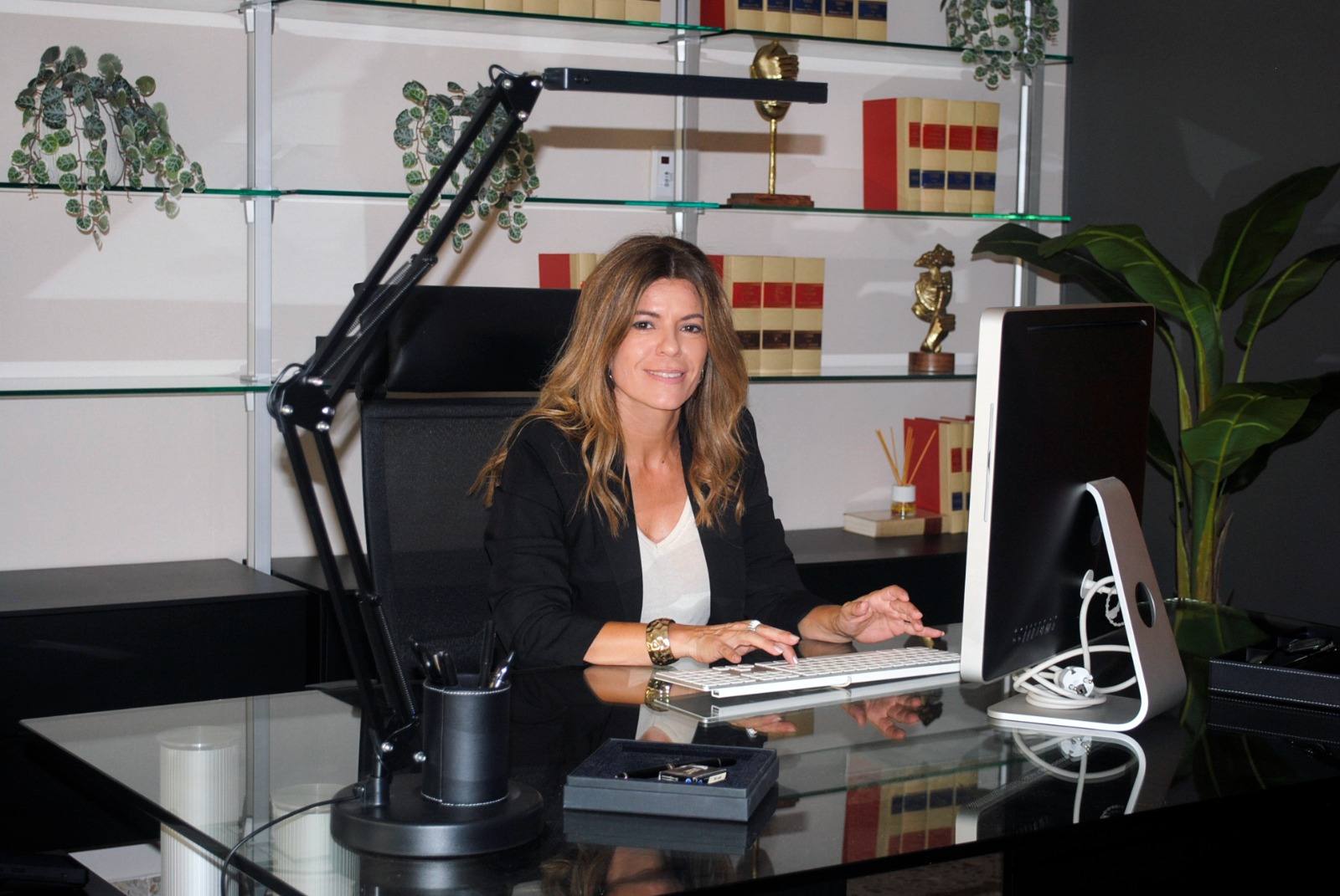 Mila Guirado trabajando en su mesa del despacho